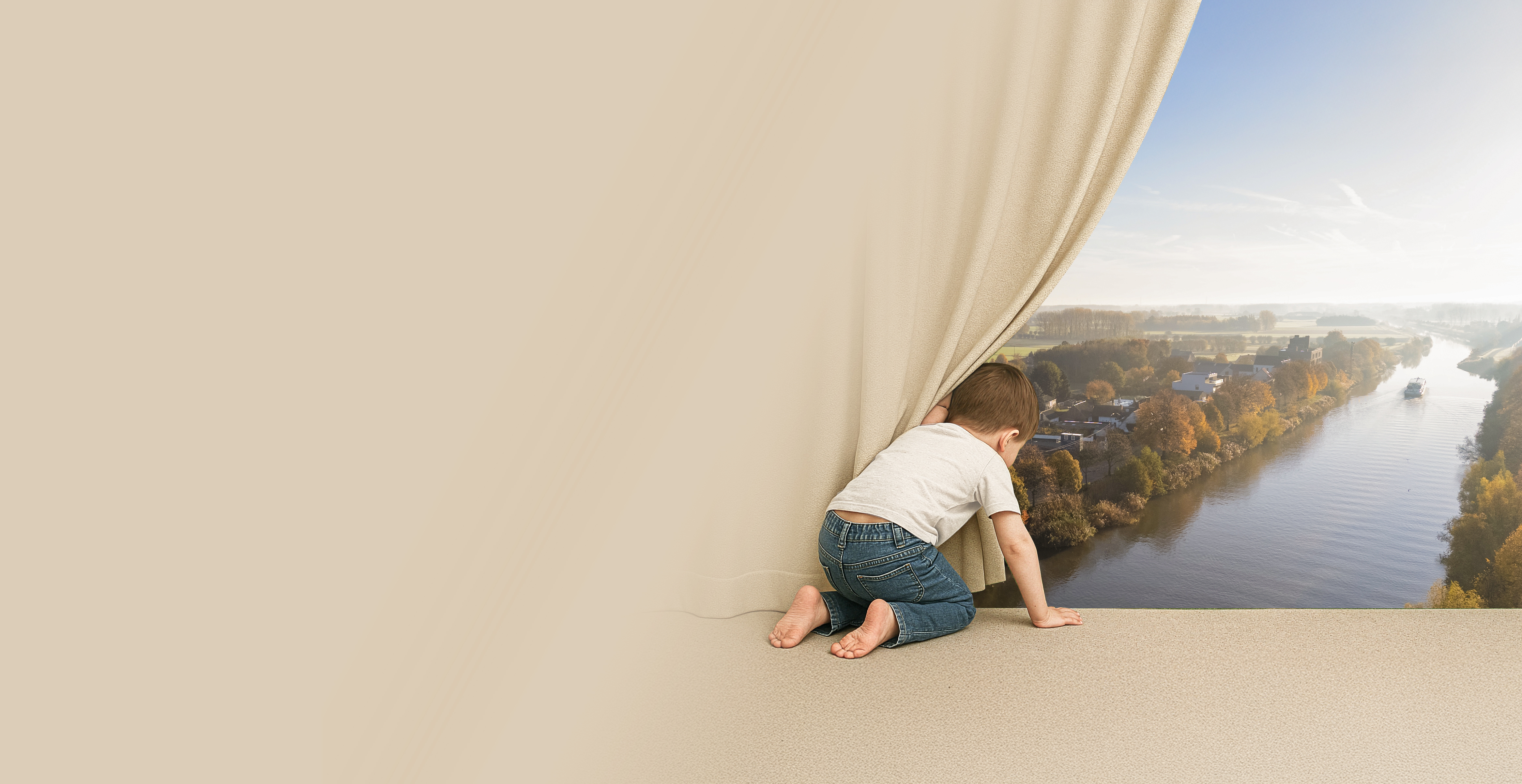 Jongen die door het gordijn naar de vaart kijkt