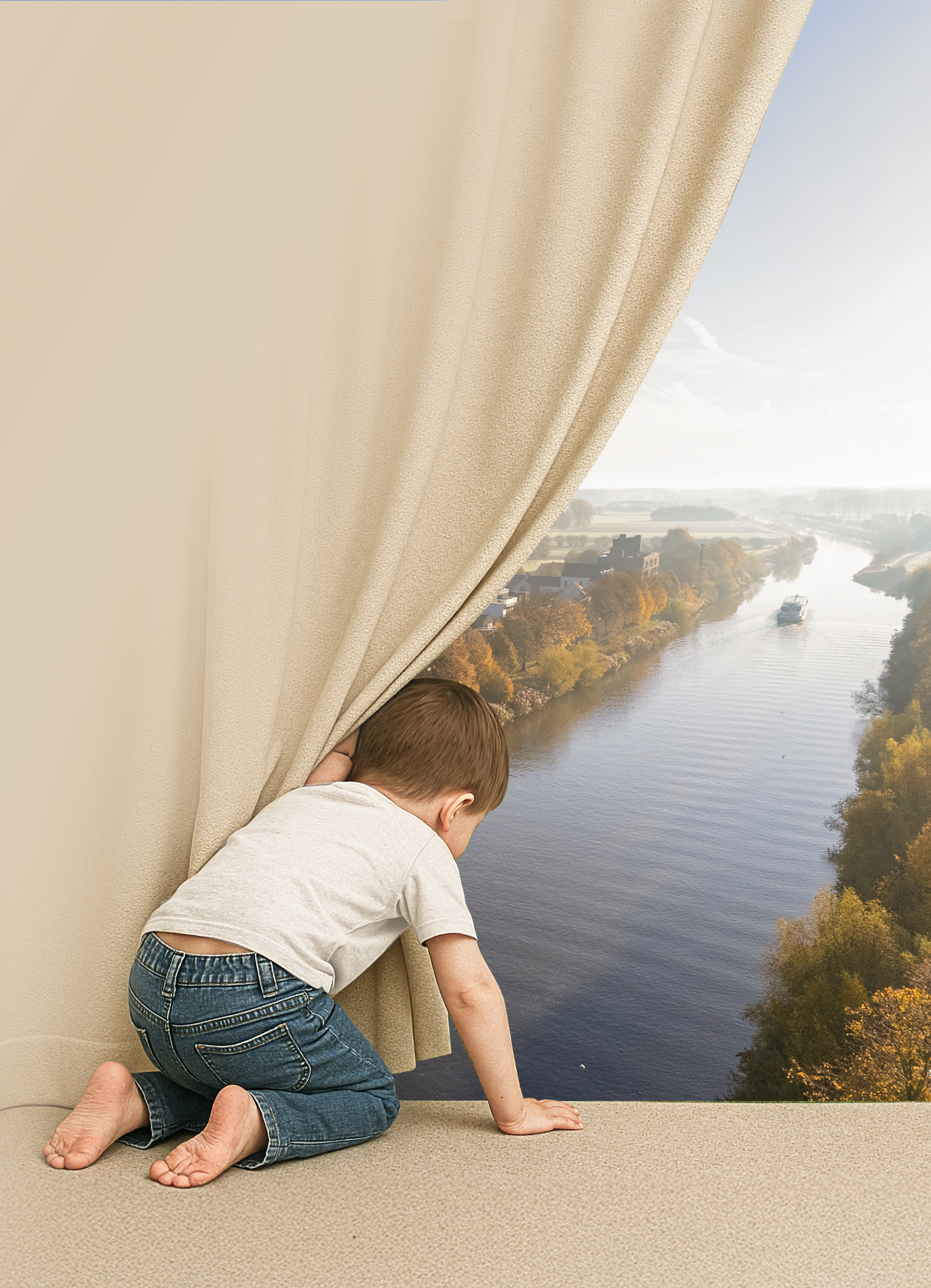 Jongen die door het gordijn naar de vaart kijkt